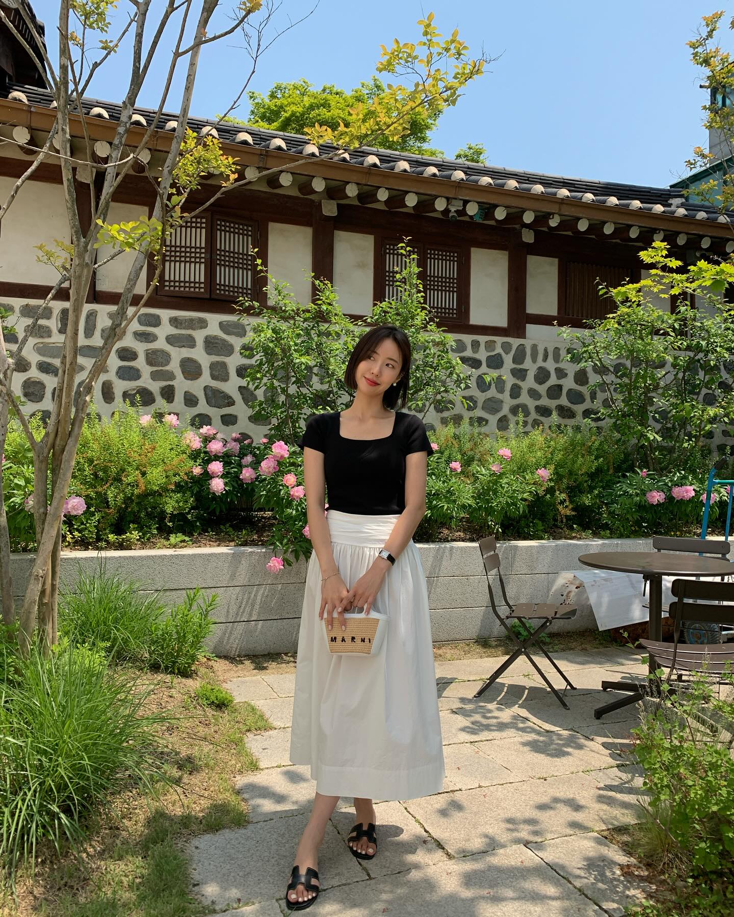 4 cách mặc áo thun đi làm chuẩn thanh lịch cho phụ nữ trên 40 tuổi-2