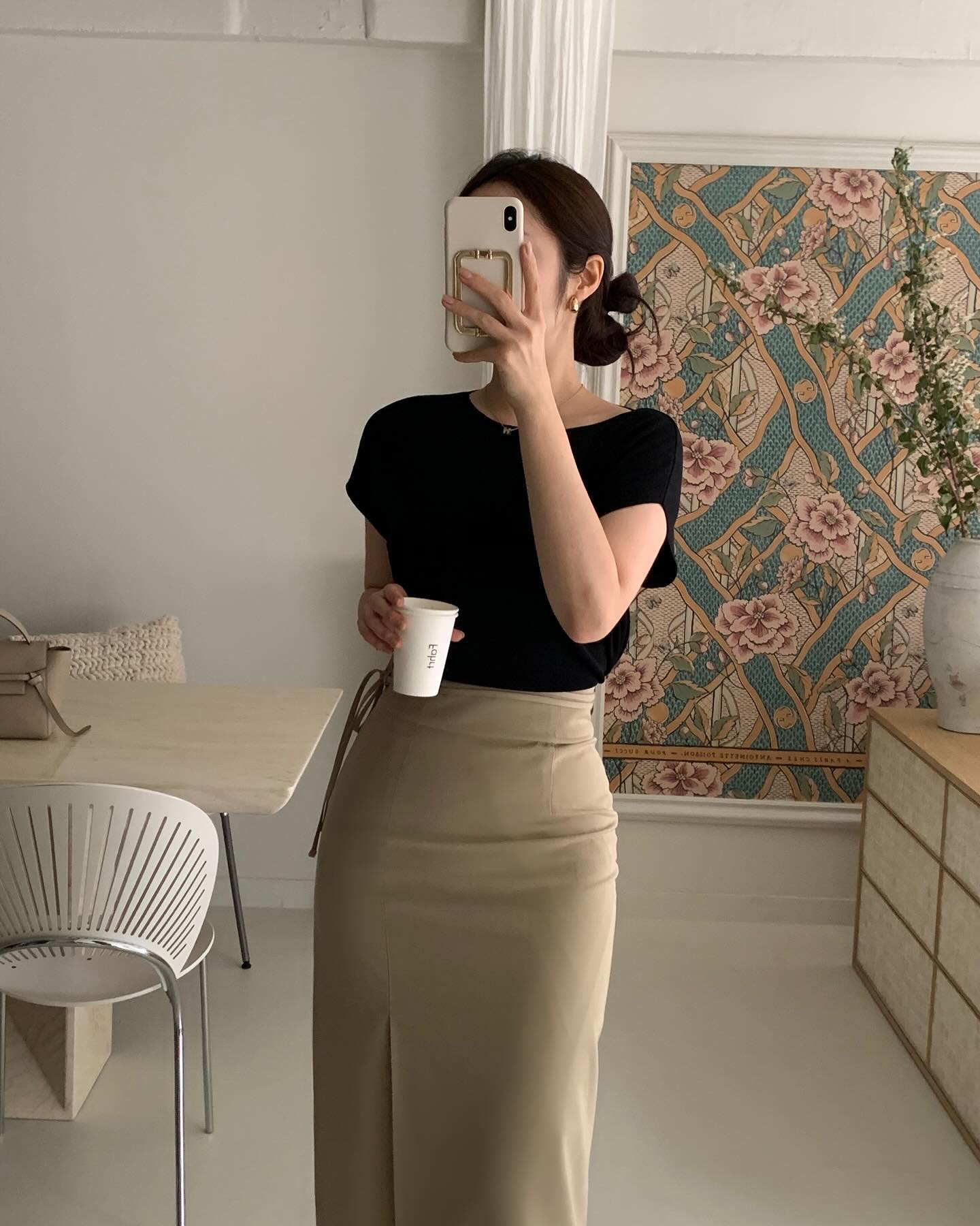 4 cách mặc áo thun đi làm chuẩn thanh lịch cho phụ nữ trên 40 tuổi-3