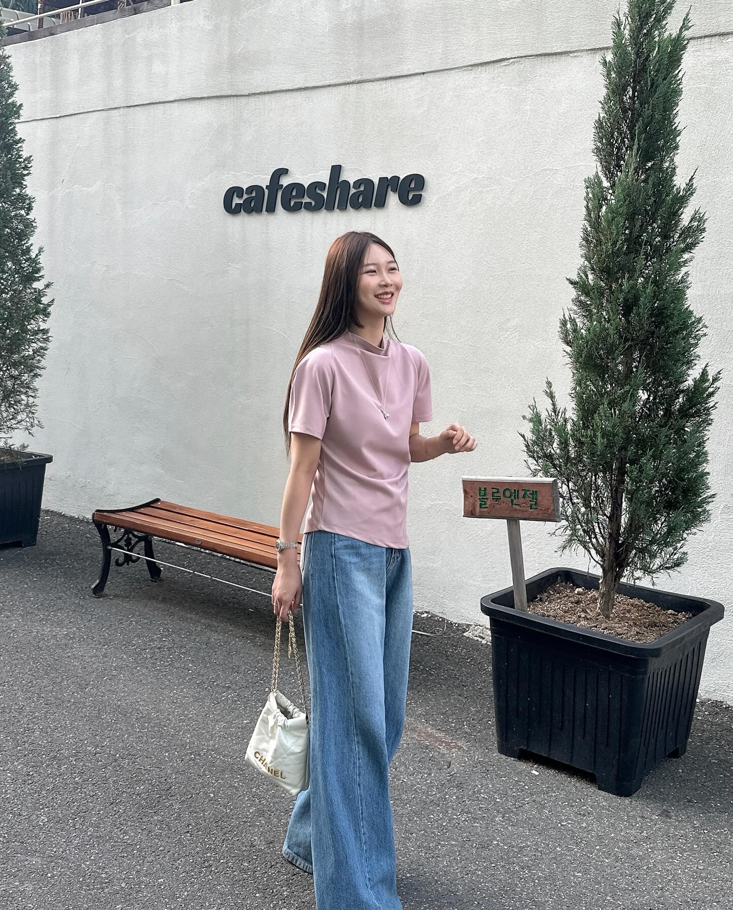 4 cách mặc áo thun đi làm chuẩn thanh lịch cho phụ nữ trên 40 tuổi-8