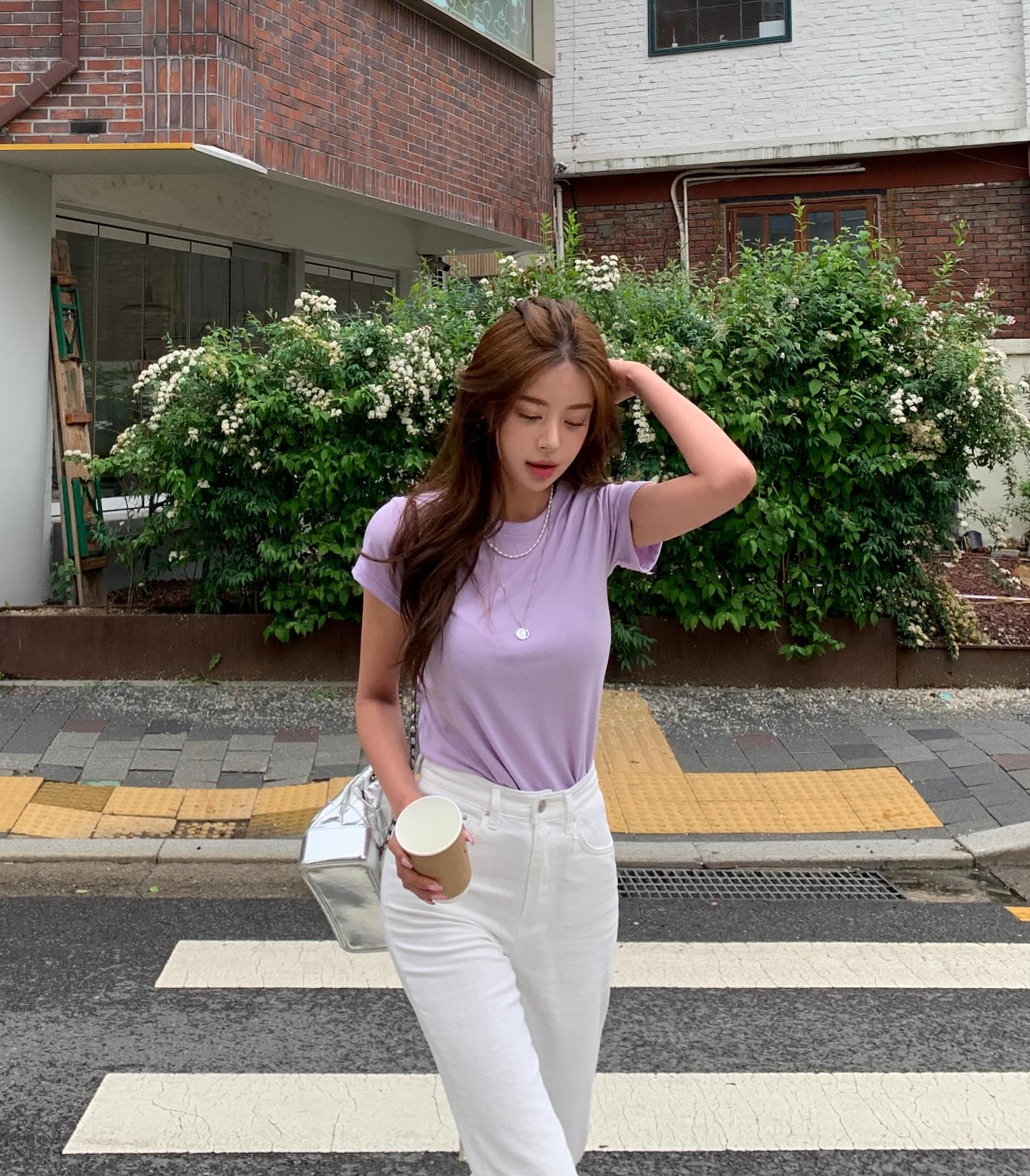 4 cách mặc áo thun đi làm chuẩn thanh lịch cho phụ nữ trên 40 tuổi-9