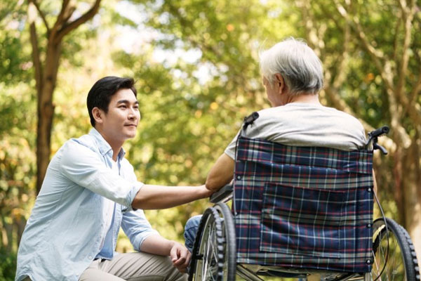 Lên chức giám đốc, chồng tôi tăng tiền sinh hoạt phí, đưa cho vợ 8 triệu đồng-1