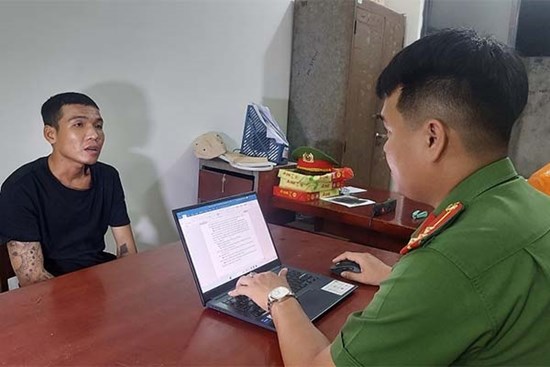 Nam thanh niên dùng dao lam cướp tài sản, ép nạn nhân chụp ảnh khỏa thân