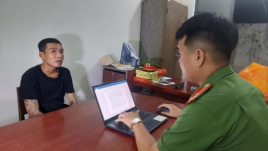 Nam thanh niên dùng dao lam cướp tài sản, ép nạn nhân chụp ảnh khỏa thân-1