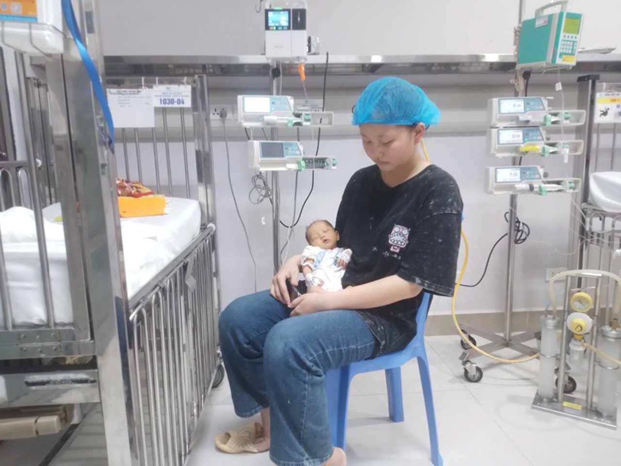 Thiếu nữ 16 tuổi sinh con mắc bệnh hiểm nghèo mong được giúp đỡ-1