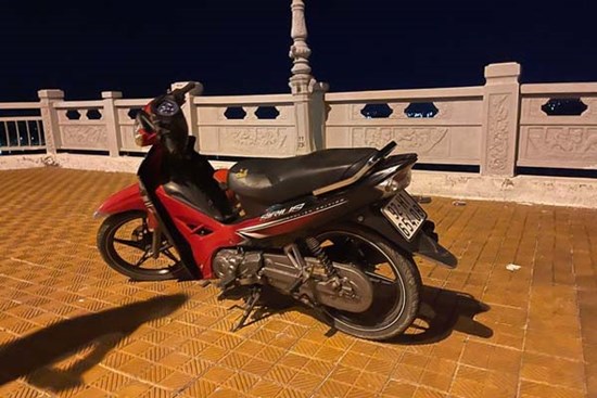 Cha ôm con gái 11 tháng tuổi nhảy cầu