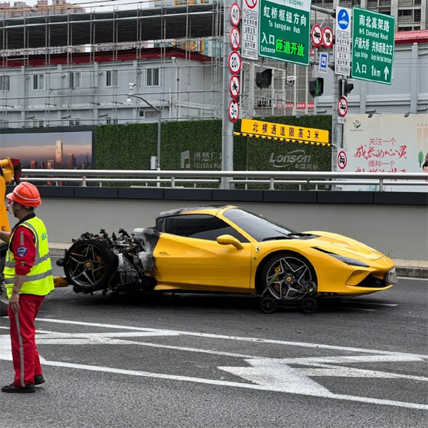 Siêu xe Ferrari F8 cháy rụi vì tài xế lái hộ không biết lái số sàn-2