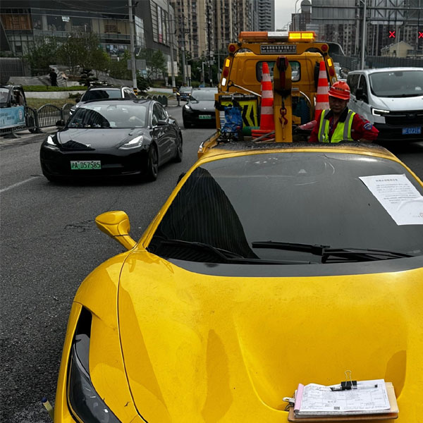 Siêu xe Ferrari F8 cháy rụi vì tài xế lái hộ không biết lái số sàn-3