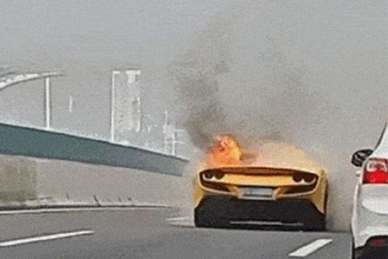 Siêu xe Ferrari F8 cháy rụi vì tài xế lái hộ không biết lái số sàn