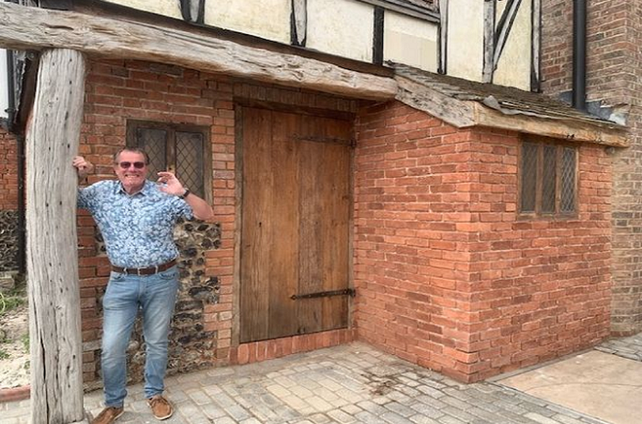 Cải tạo quán rượu, người đàn ông đụng” trúng kho báu cổ 350 năm tuổi-1