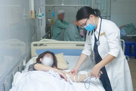 Suýt tử vong sau 30 phút truyền chất làm trắng da tại spa