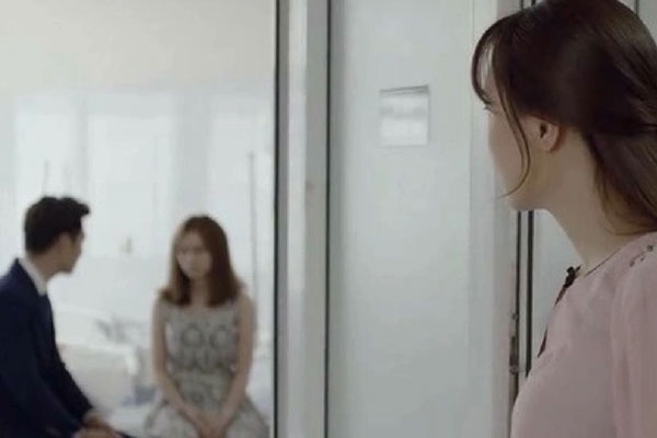 Vợ cay đắng hiểu chuyện gì đã xảy ra ở nhà khi chồng áo chưa kịp gài, cô giúp việc trẻ đầu tóc rối tung-2