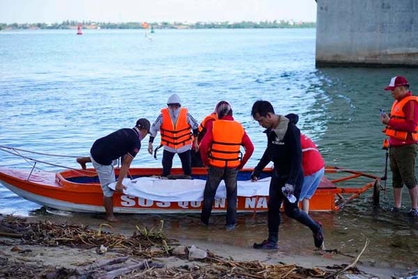 Mô tô nước phát nổ hất văng người điều khiển ở Cô Tô-3