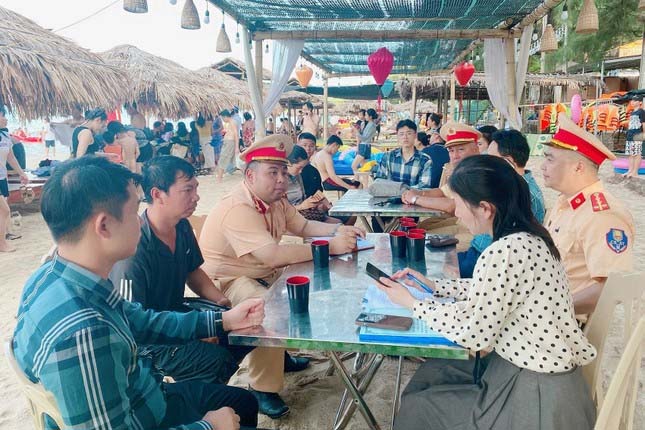 Mô tô nước phát nổ hất văng người điều khiển ở Cô Tô-1