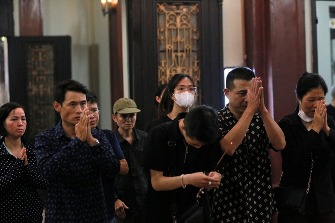 Gia đình, bạn bè khóc nghẹn trong đám tang của cô gái trẻ bị bắn tử vong ở Hà Nội-2