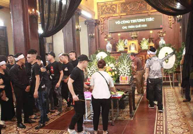 Gia đình, bạn bè khóc nghẹn trong đám tang của cô gái trẻ bị bắn tử vong ở Hà Nội-1