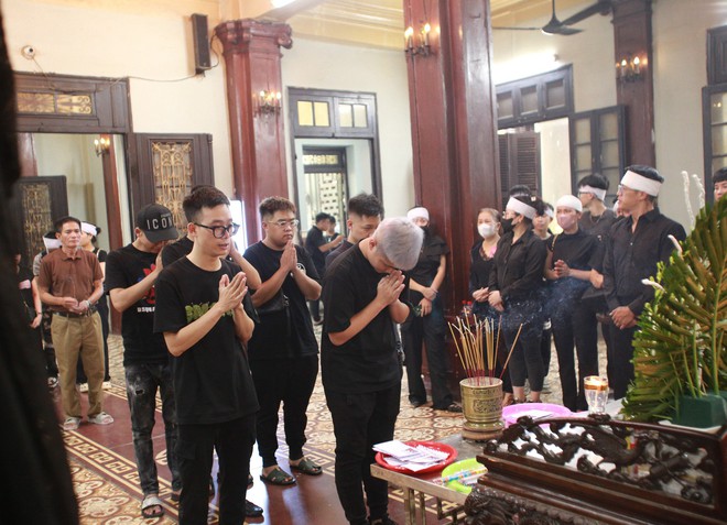 Gia đình, bạn bè khóc nghẹn trong đám tang của cô gái trẻ bị bắn tử vong ở Hà Nội-3