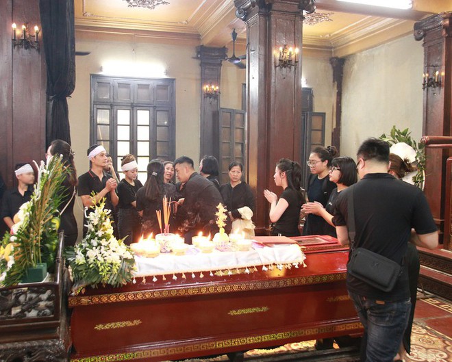 Gia đình, bạn bè khóc nghẹn trong đám tang của cô gái trẻ bị bắn tử vong ở Hà Nội-4