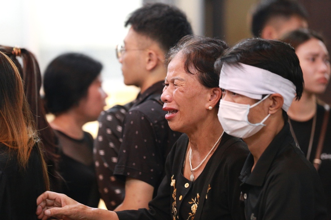 Gia đình, bạn bè khóc nghẹn trong đám tang của cô gái trẻ bị bắn tử vong ở Hà Nội-6