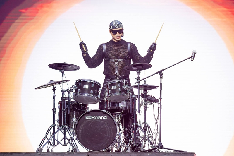 Anh trai Phan Đinh Tùng tuổi 49: Body như lực sĩ, hạnh phúc bên vợ kém 12 tuổi-9