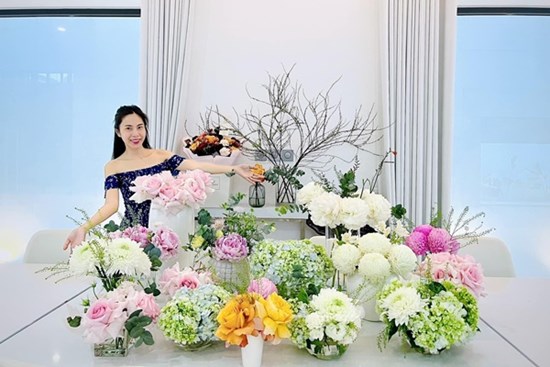 Biệt thự tiền tỷ ngập tràn hoa tươi của vợ chồng Thủy Tiên - Công Vinh