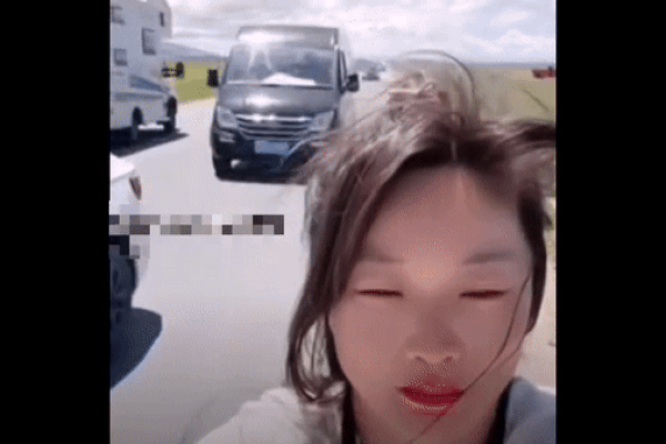 Clip: Đang livestream giữa đường, cô gái bị xe ô tô tông trúng