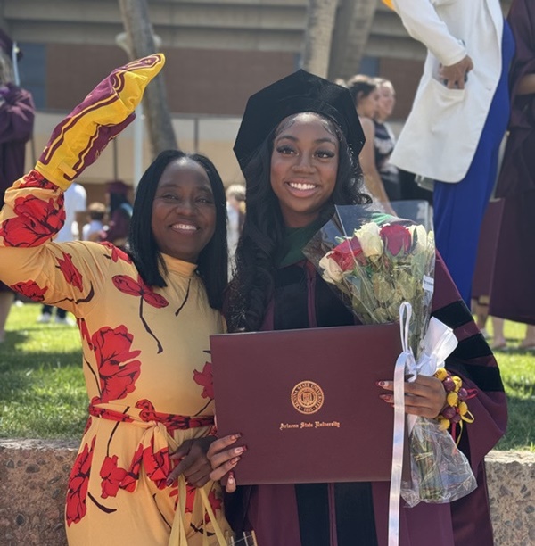 Phương pháp giáo dục của mẹ đơn thân có con lấy bằng tiến sĩ ở tuổi 17-1