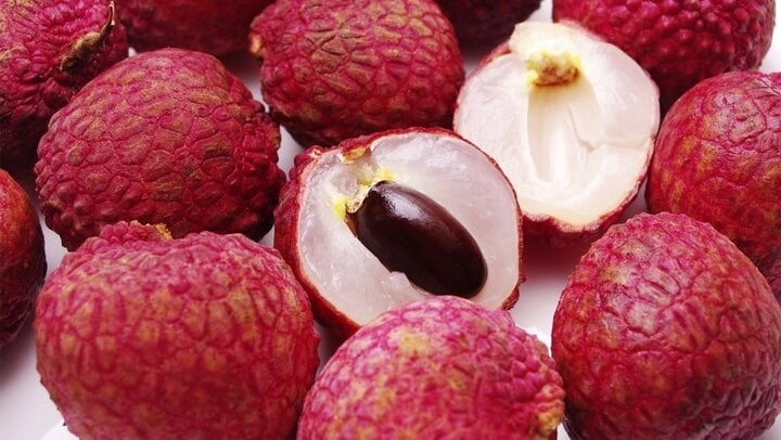 Cách làm giấm vải thiều đơn giản tại nhà-1