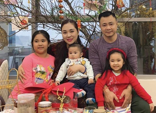 Lấy vợ là Đại uý kém 12 tuổi, danh hài Tự Long U50 làm bố bỉm khéo chăm 3 con-1