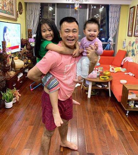 Lấy vợ là Đại uý kém 12 tuổi, danh hài Tự Long U50 làm bố bỉm khéo chăm 3 con-4