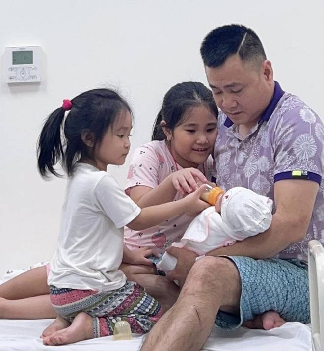 Lấy vợ là Đại uý kém 12 tuổi, danh hài Tự Long U50 làm bố bỉm khéo chăm 3 con-5