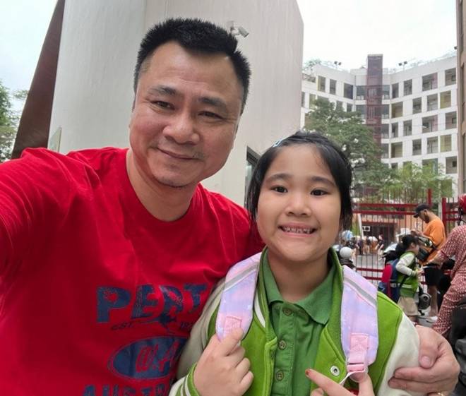 Lấy vợ là Đại uý kém 12 tuổi, danh hài Tự Long U50 làm bố bỉm khéo chăm 3 con-7