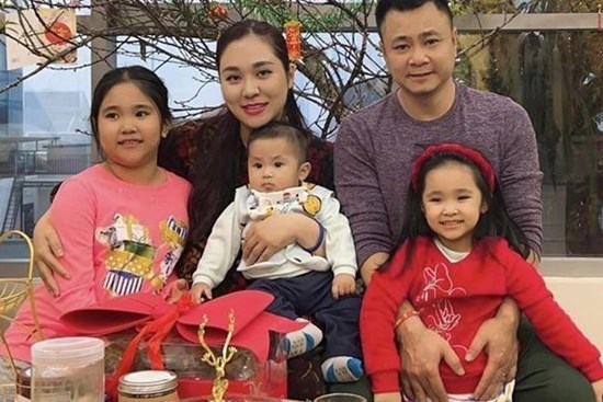 Lấy vợ là Đại uý kém 12 tuổi, danh hài Tự Long U50 làm bố bỉm khéo chăm 3 con