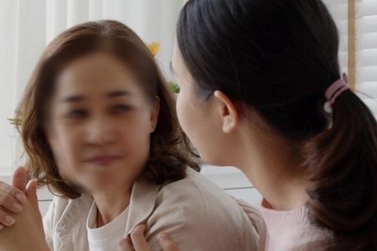 Về thăm mẹ, tôi ngỡ ngàng khi thấy bà cầm gậy mắng đuổi một người đàn ông ra khỏi cổng