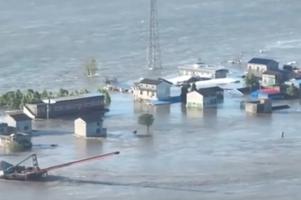 Đê hồ Động Đình ở Trung Quốc vỡ lớn, nước nhấn chìm nhiều nhà cửa-3