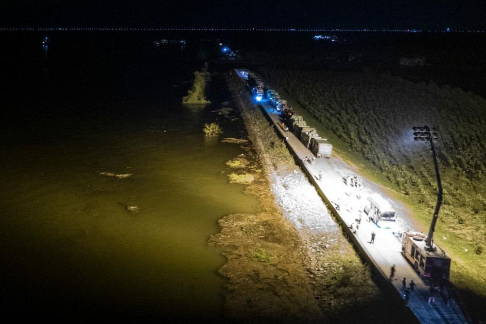 Đê hồ Động Đình ở Trung Quốc vỡ lớn, nước nhấn chìm nhiều nhà cửa-5