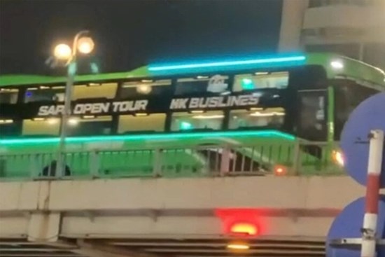 Hà Nội: Tước giấy phép lái xe của tài xế xe khách đi lùi trên cầu vượt Láng Hạ