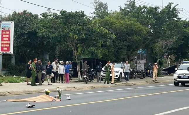 Ngã xuống đường sau va chạm xe máy, thiếu nữ bị ô tô khách cán tử vong-2