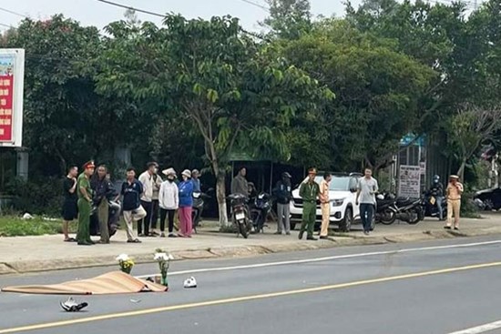 Ngã xuống đường sau va chạm xe máy, thiếu nữ bị ô tô khách cán tử vong