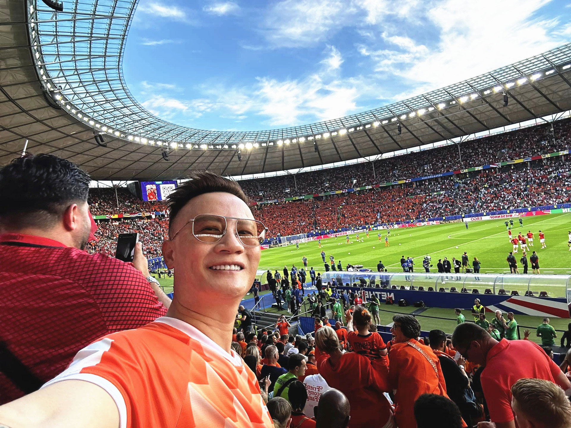 Vợ đẹp mặt nặng mày nhẹ, ca sĩ Hoàng Bách vẫn sang Đức xem EURO 2024-1