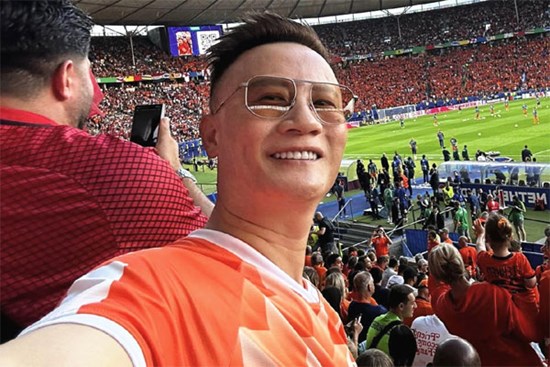 Vợ đẹp 'mặt nặng mày nhẹ', ca sĩ Hoàng Bách vẫn sang Đức xem EURO 2024