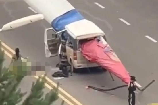 Clip: Cánh quạt tuabin gió đâm thủng kính ô tô trên phố