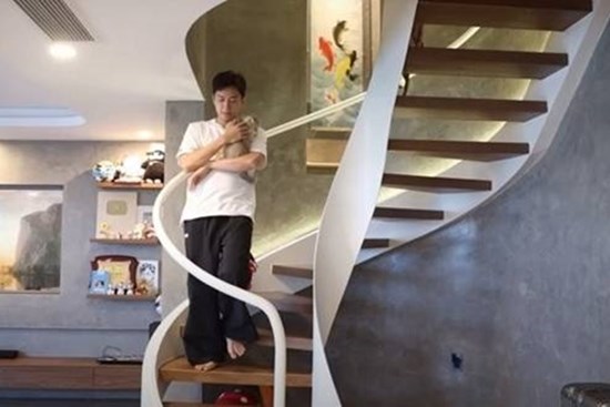 Ngô Kiến Huy sống với 8 con mèo trong penthouse sân vườn, đính chính về giá trị thực của căn nhà