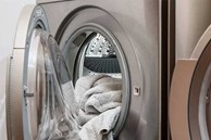 2 kẻ độc ác ép đồng nghiệp vào máy giặt rồi nhấn nút với lý do cơ thể bốc mùi