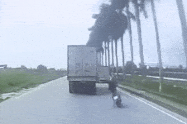 Clip: Lạng lách trên đường, nam thanh niên nhận ngay kết đắng