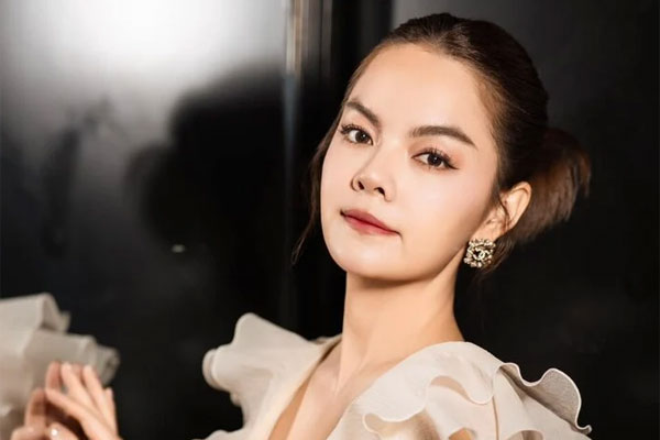 Phụ nữ trên 40 tuổi nên tham khảo 10 cách mặc quần jeans từ Phạm Quỳnh Anh-11