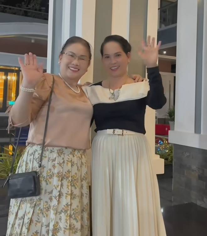 Thanh Đoàn làm sinh nhật cho ba mẹ tại biệt thự tiền tỷ, rể quý Hà Trí Quang chăm chút từng chiếc ghế-4