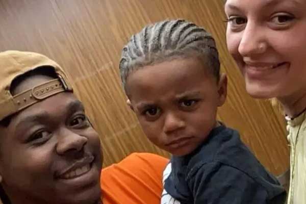 Cậu bé được đặt biệt danh là thần chim”, nhờ khả năng nghe hiểu được tiếng chim và ra lệnh cho chúng làm mọi việc.-3