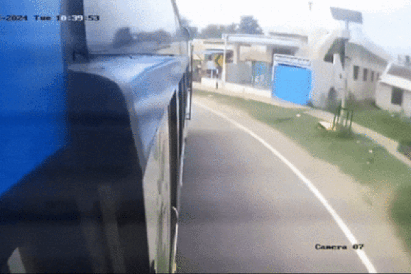 Clip: Mất thăng bằng, người phụ nữ ngã khỏi xe buýt đang chạy