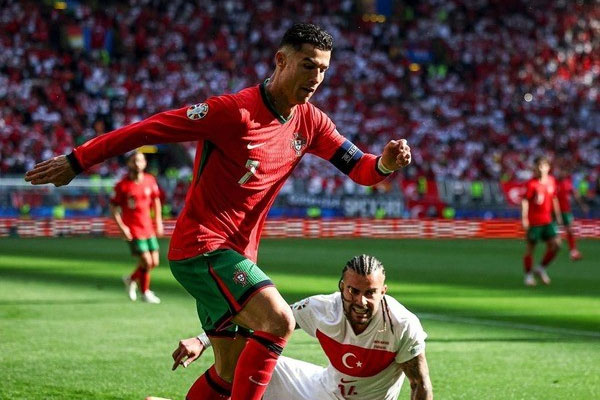 Ronaldo lập kỷ lục vô tiền khoáng hậu khi mở kênh YouTube-2