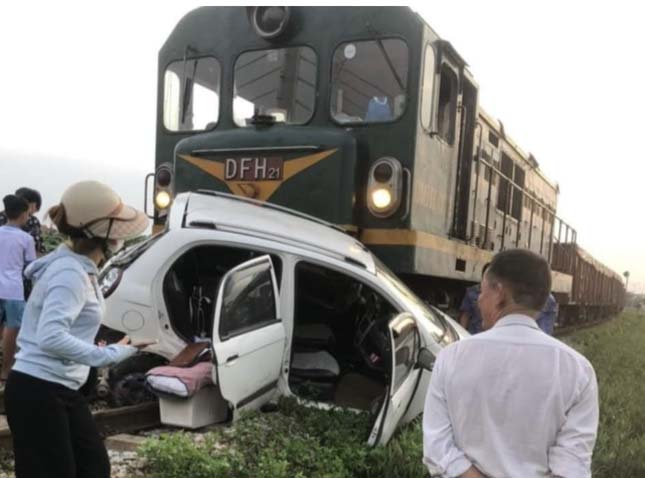 Vĩnh Phúc: Tàu hỏa kéo lê ô tô tại đoạn giao cắt không rào chắn-1